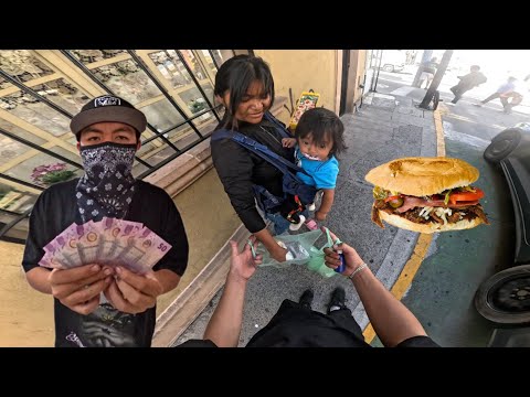 Regalando tortas a gente en la calle 