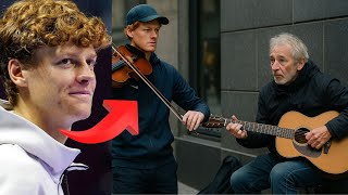 Jannik Sinner vede un musicista di strada da solo — e suona con lui per attirare il pubblico