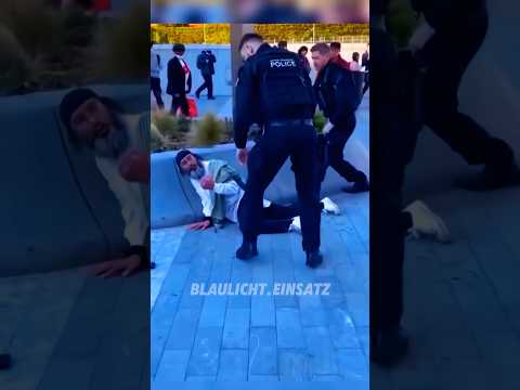 Mann Mit Messer Kassiert SOFORT Karma Durch Polizisten👮‍♂️
