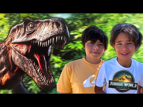 El TITANOSAURUS de Jurassic World Rebirth en DINOSAUR LAND!! con Dani y Evan