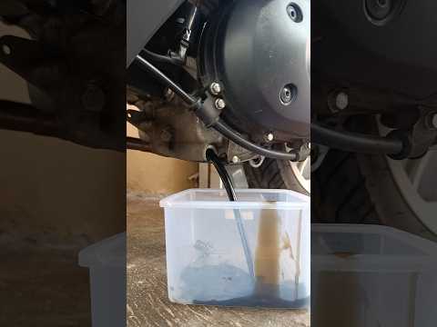 proses pergantian oli mesin motor beat? #gantioli #shorts #oli #honda