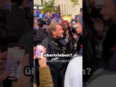Polizist Wird Bedrängt Und RASTET Aus🤯
