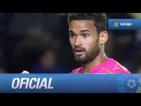 Disparo lejano de Willian JosÃ© que sale desviado