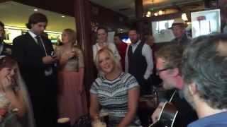 Amy Schumer in Irish singsong with Judd Apatow, Glen Handsard in Dublin pub