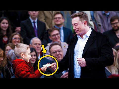 Un Niño Le Entrega Una Nota Secreta A Elon Musk. Su Reacción Se Volvió Completamente Viral