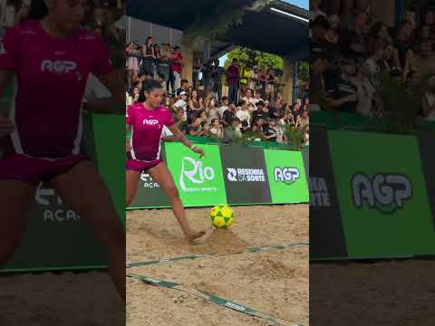 Ana Castela jogando futvôlei. 🏐 #anacastela #boiadeira #explore #feedshorts
