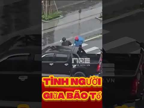 Clip xúc động Xe bán tải làm “lá chắn sống” cứu 2 người đi xe máy giữa bão lớn Hà Tĩnh