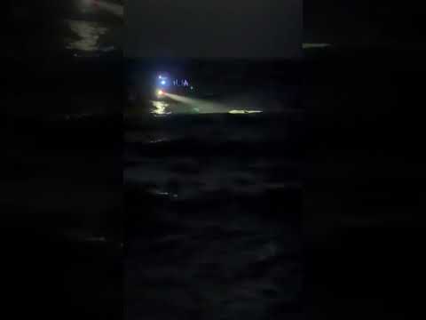 דרמה לילית בלב ים: שוטרי השיטור הימי חילצו גולש שנסחף בהרצליה