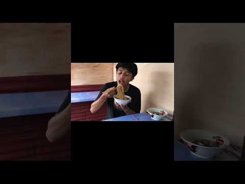 Mencoba sensasi makan disamping rel kereta 👌 #shorts #streetfood #jajanan #kuliner #mieayam #bakso