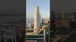 قعدة على سطح الباخرة في نهر النيل مصر