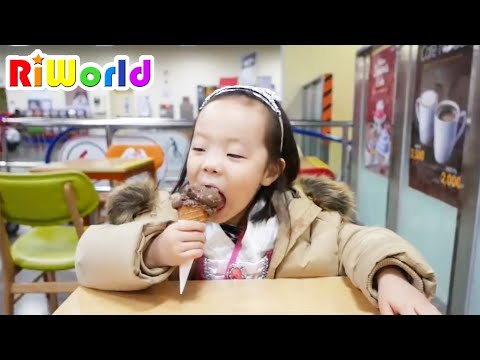 Grocery Shopping in Mart with Mommy 마트에 가면 필요한 것만 사세요!! 리원이의 아빠랑 카트 타고 마트에서 장보기 장난감 초콜렛