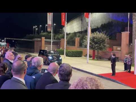Jovanotti arriva sul red carpet del Festival del Cinema di Roma e firma autografi ai fan