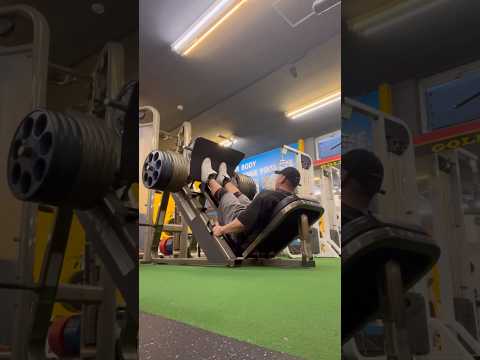 腿が胸にあたるまで膝を曲げる！#fitness#sports#shorts