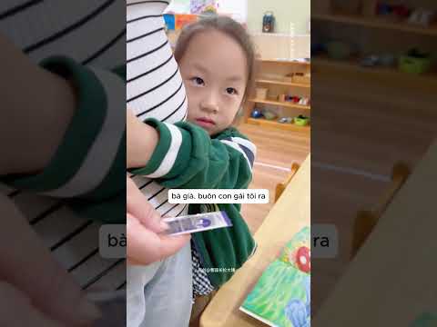 Bà nội may đồ để quên cây kim trên áo cháu gái