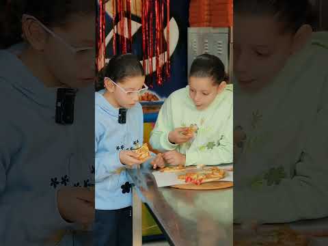 بناتي بياكلوا بيتزا من ورايا 🍕😁🍕 #احمد_ابوالعنين