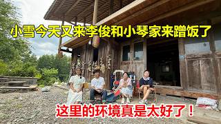 李俊和小琴在大山里隐居，小雪和婷婷特地带了两条大鱼，给他们改善一下生活