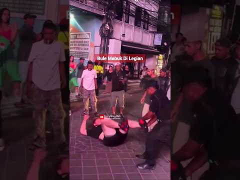 Bule mabuk di Legian Bali