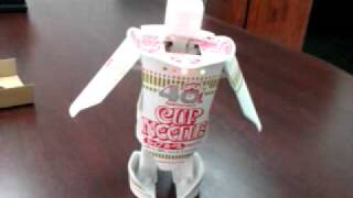 カップヌードルロボット 変形ギミック搭載、LEDが光りトリビアを語り出す「カップ