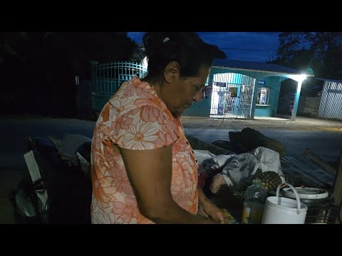 DOÑA MITA SIEMPRE ACTIVA EN SU NEGOCIO DE VENDER COMIDA