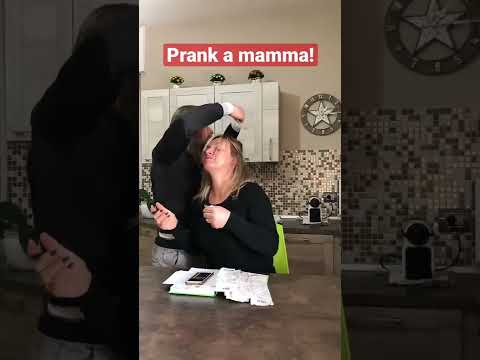 Gli abbracci…quelli veri😝! #mammaefiglio #prank #prankvideo #scherzo