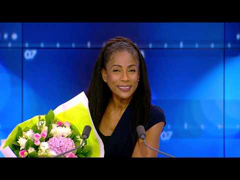 Christine Kelly reçoit des fleurs pour l'anniversaire de son émission Face à l'info