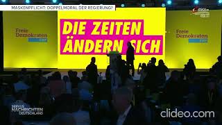 Scholz, Habeck und Hofberichterstatterin Tina Hassel im Regierungsflieger