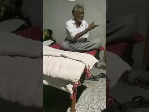 अर्जुन जी राव बात सुनते हुए