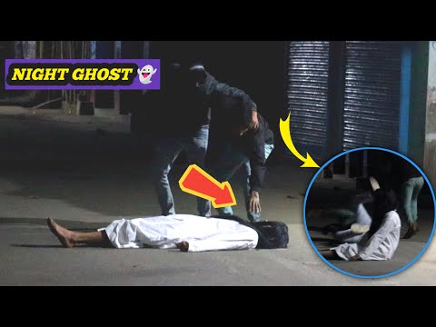 public prank on road ! night  ghost prank 😂 ! very funny reaction 😁