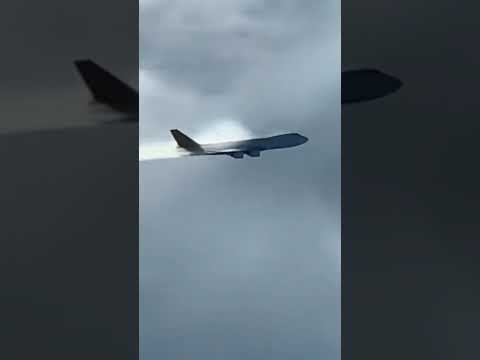 Boeing 747-8F crée une onde de choc en volant à une vitesse proche de celle du son.#aviation
