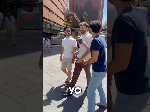 ¿Quién es?... Sigue la canción de Pimpinela Olvídame y pega la vuelta. Cantando por la calle