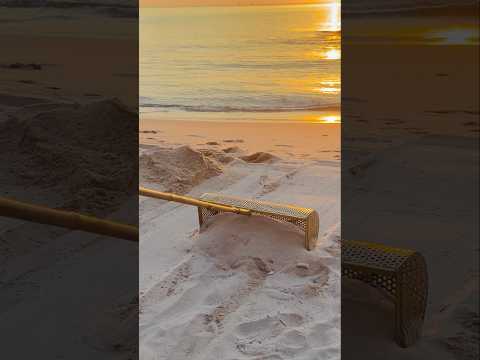 파도가 부서지는 바닷가... 모래 속 미스터리 상자에 숨겨진 누군가의 소중한 보물 😢🌊