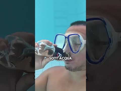 Guarda cosa succede quando provi a bere Coca-Cola sott'acqua!