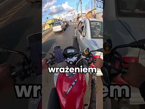 Motocyklista Popchnął Auto Trochę za Daleko!