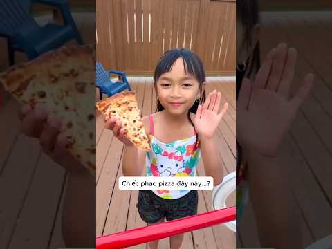 Cô gái bị cấm mang chiếc phao Pizza khổng lồ xuống hồ bơi