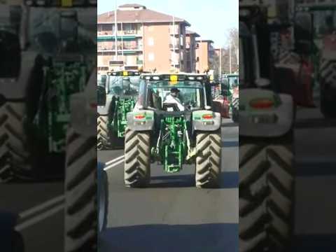 Protesta degli agricoltori, oltre 500 trattori bloccano la circolazione a Pavia #shorts #news