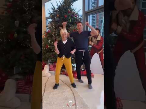 Hugh Jackman & Deborra-Lee Furness are dancing into the holidays! (December 22, 2022)🕺🏻Ryan Reynolds