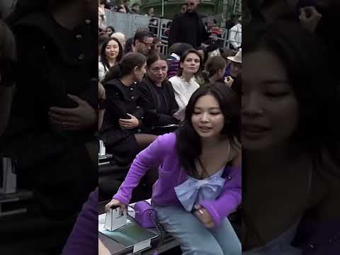 mamá de jennie bien feliz viéndola cuando Anna la llamo para la foto 🥺