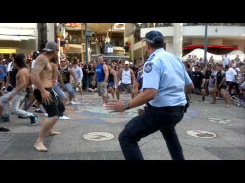 Do zabawy typu "Flash mob", w tym przypadku odtańczenia tzw. "Haka", dołączają nawet policjanci na służbie. 