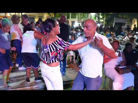 Bailando MERENGUE en La República Dominicana