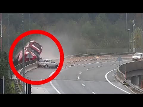 Grausame Aufnahmen: LKW wird in die Tiefe gerissen, weil Opel-Fahrer  Fehler macht!