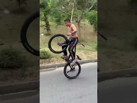 Sin manos😱🔥😳.                       #biker #peligro #youtubeshorts #viralshorts  #viralvideo