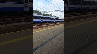 Pociąg PKP Intercity Leśmian wjeżdża w peron #shorts #shortsvideo #train #railway