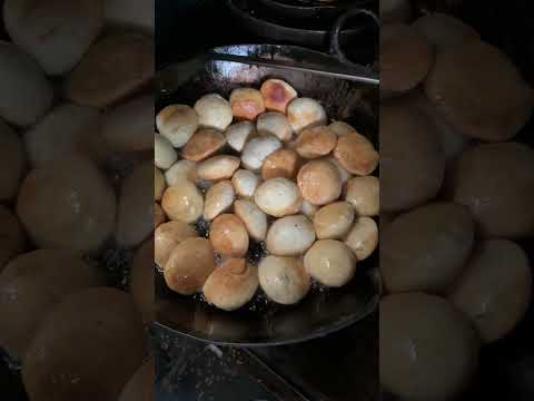 Ye Khasta Kachori खाने के लिए Line में लगना पड़ता है Lucknow में  | Indian Street Food