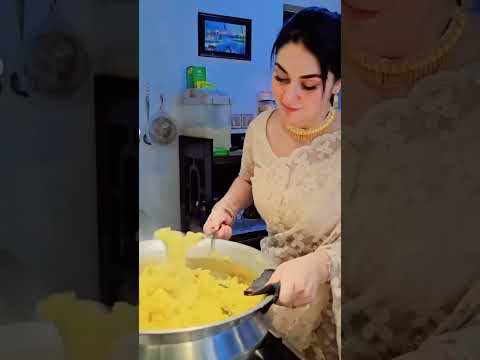 ঢালিউড কুইন অপু বিশ্বাস পরিবারের জন্য রান্না করছেন #viralvideo #trending #shortvideo #viralshorts
