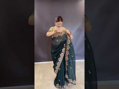 Try this simple tip to cover your head neatly in a saree ✨ saree from @threadswovenbygods