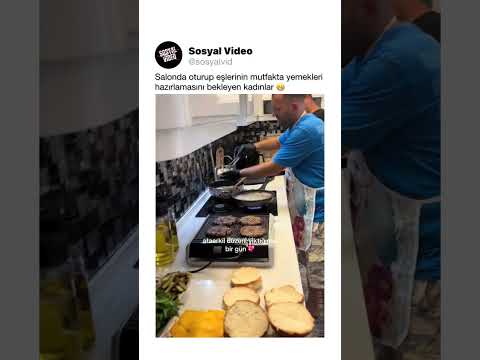 Salonda oturup eşlerinin mutfakta yemekleri hazırlamasını bekleyen kadınlar 😁