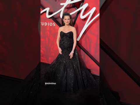 <strong>Anne</strong> <strong>Hathaway</strong> arrives at the Verity world premiere ❤️‍🔥