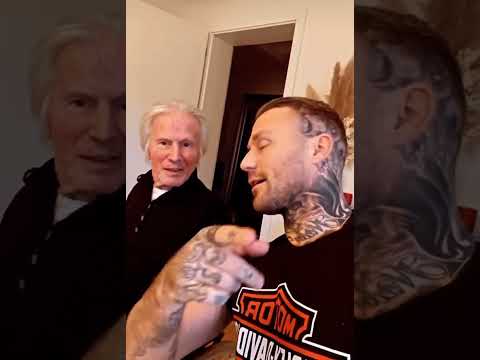Kontra K's Vater und Kontra K selbst wünschen euch frohe Weihnachten 🌲✌🏼