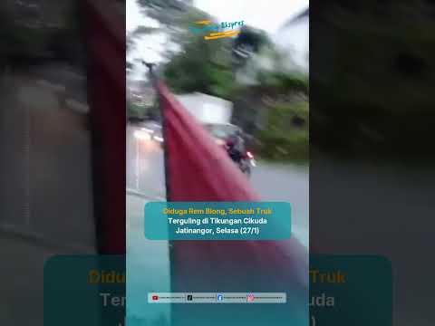 Diduga Rem Blong, Truk Terguling di Tikungan Cikuda Jatinangor