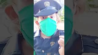 Maria Clara finge brincar de ser policial - MC Divertida